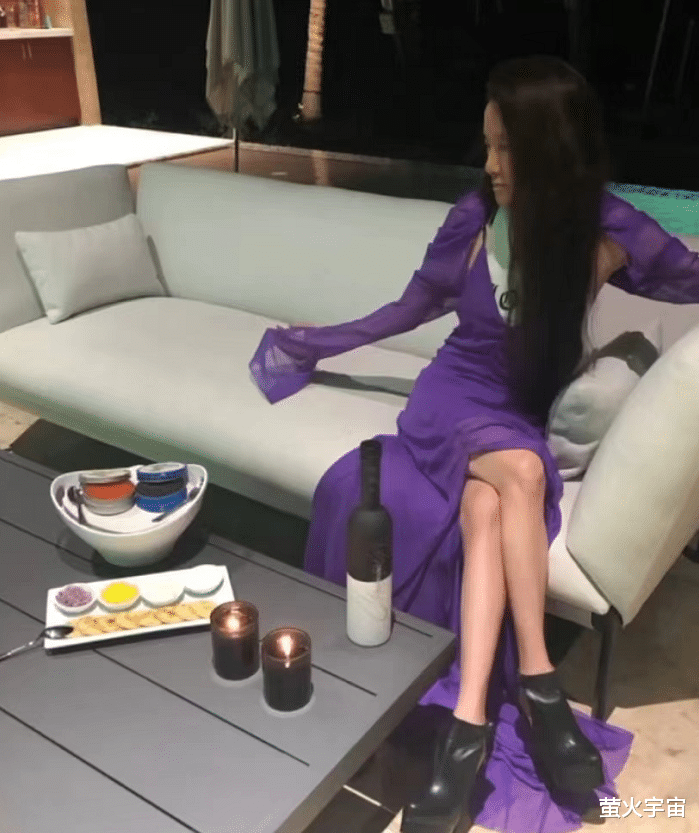 郝蕾|72岁华裔王薇薇素颜显疲态，穿紫色轻纱裙秀纤细筷子腿，皮肤白皙清冷