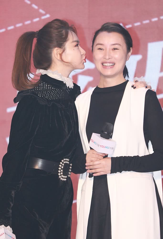 穿衣搭配 吴越穿得低调朴素，扎低马尾和小12岁戚薇同框，乍眼看像是母女