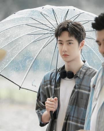 王一博|王一博：山野之间，少年撑伞而立，天青色等烟雨，氛围感十足！