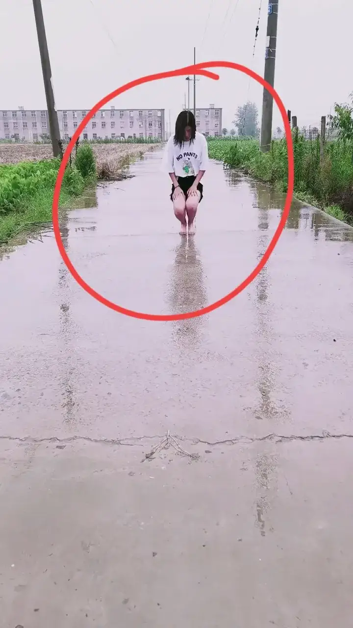 一女子因身心疲惫跪在雨中引人热议
