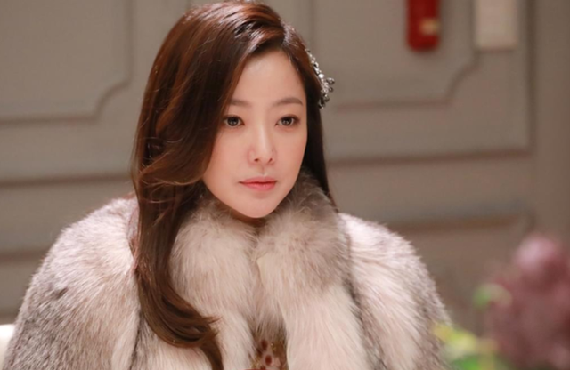 吴亦凡|当43岁金喜善遇上44岁赵薇，网友直呼：天然脸完胜玻尿酸脸