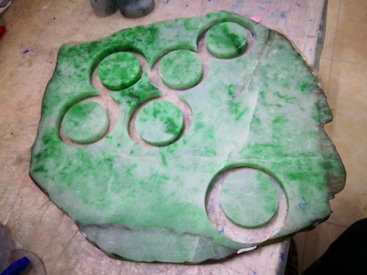 翡翠手镯|一般有颜色的翡翠手镯,厚度不一样,卖的价格也会相差很多哦