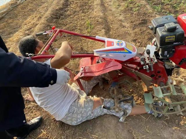 半岛新闻客户端 男子干农活被机器卡腿 即墨消防紧急救援