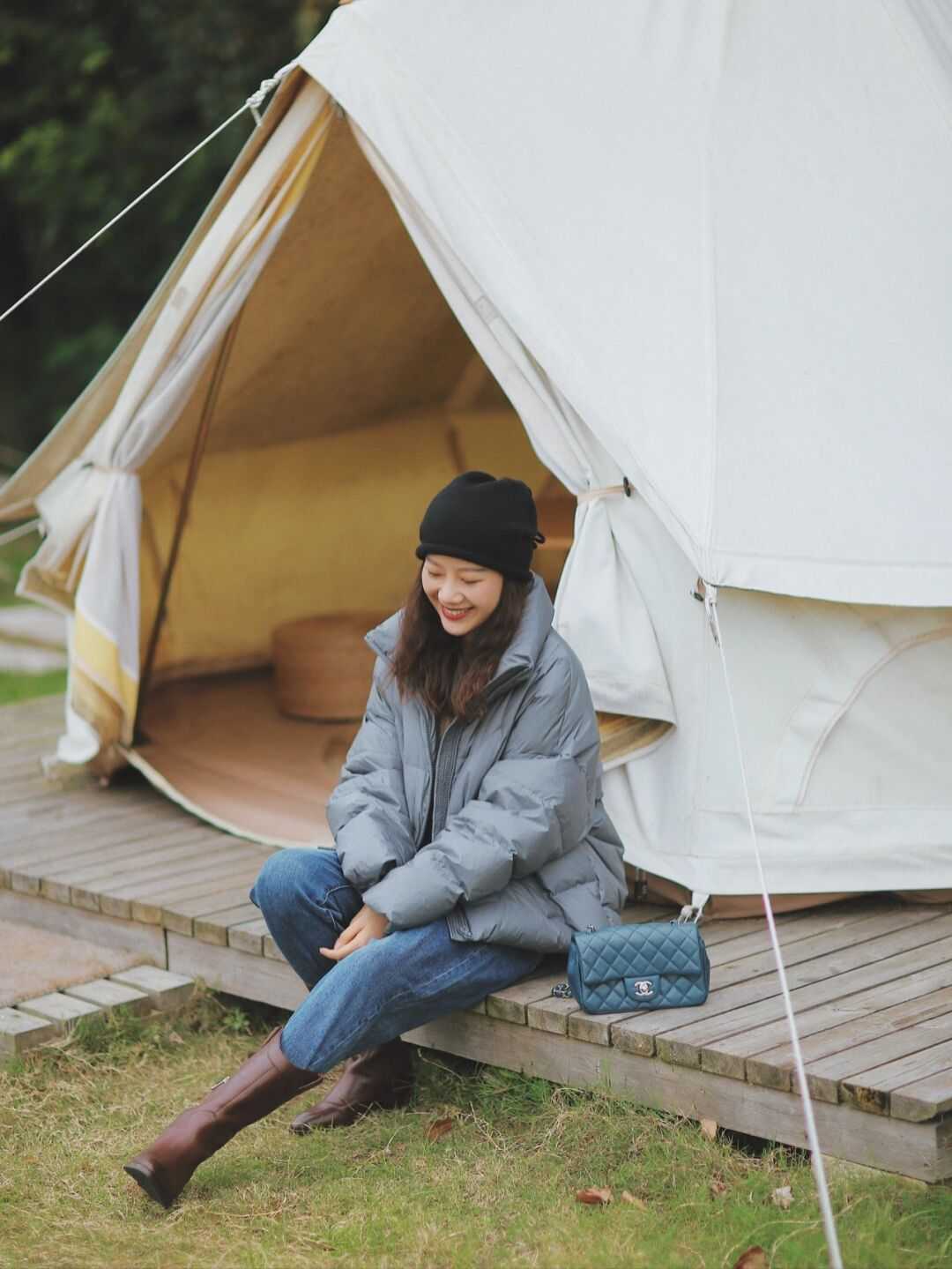 何有强 天穿衣一定要“保暖至上”，用牛仔裤搭这三件上衣，保暖又优雅