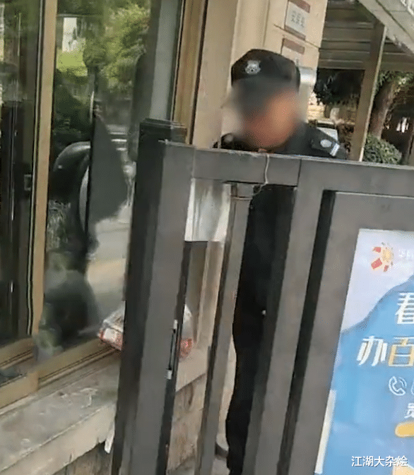 江湖大杂烩 浙江1保安，拎起业主外卖直接丢掉：要害我们扣钱