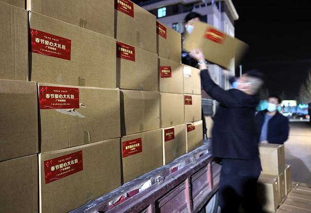 河北新闻网 河北广宗:连夜为南宫居民准备春节爱心大礼包