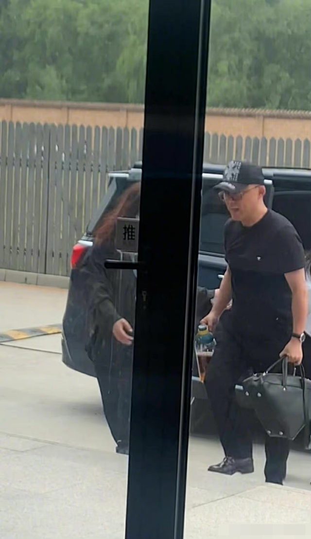 钱三一|何炅晒照告别乌镇，未露正脸引猜测，此前屡被拍面容憔悴醉酒痛哭