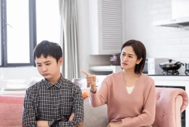 糖果的妈妈|慈父严母成养娃“新模式”？伊能静的感触被反驳，到底谁是对的？