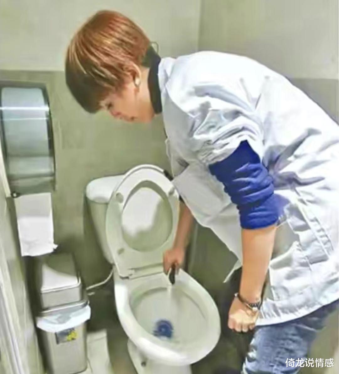 唐宁|TVB女星唐宁被曝做清洁工洗厕所，40岁没戏拍，离婚带两娃