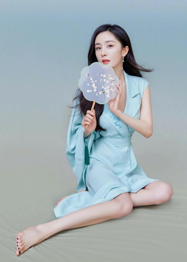 杨幂|杨幂晒出最新国风美妆造型，白皙光滑肤若凝脂，美腿美足女人味浓郁