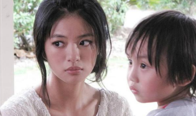 肖浩飞白|小小彬：5岁成名，被生父继母“吸血”1800万，皮肤溃烂无钱治