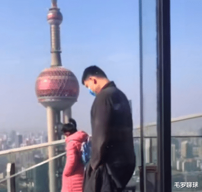 姚明|姚明父女新年第1次亮相，姚沁蕾身高近1米8，难怪郎平也看好她