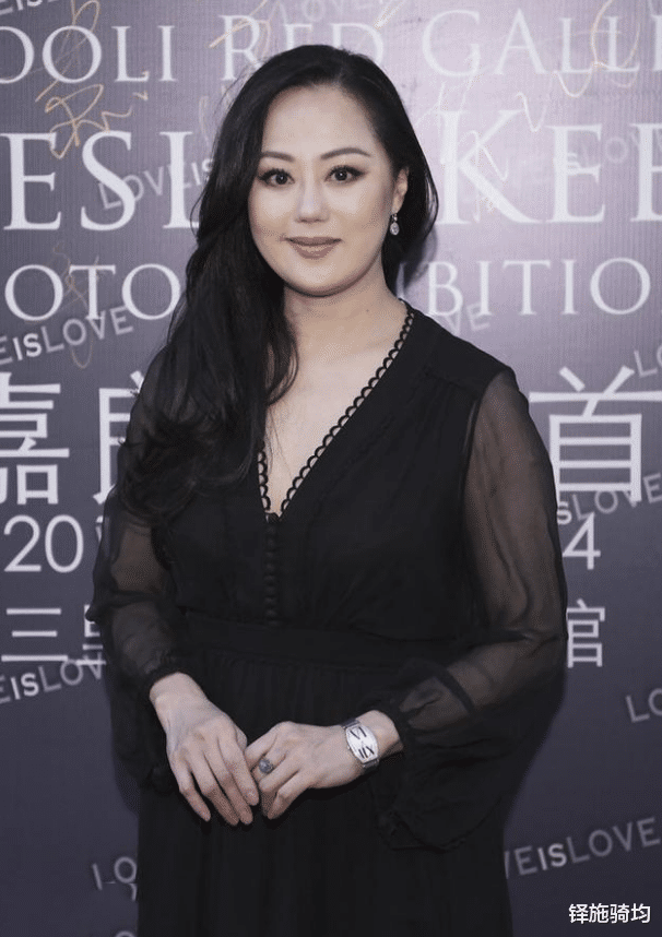 穿衣搭配|章小蕙参加采访，穿着居家服梳着低马尾，悠闲随意雅致满满