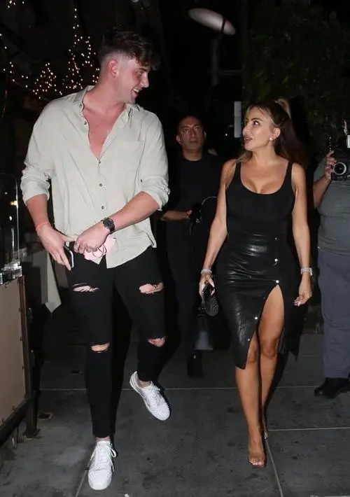 斯科蒂·皮蓬|母女合照曝光!皮蓬前妻身材傲人堪比名模,46岁风韵姿态柔美动人