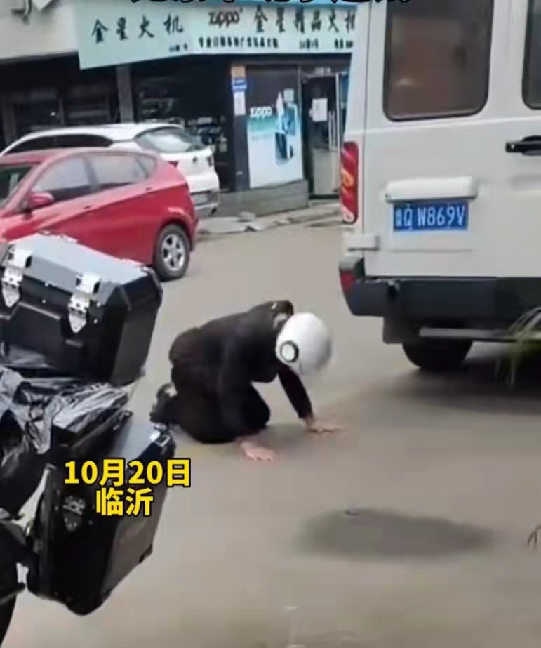 为讨债400万,七尺男儿为钱下跪磕头,欠钱的都这样吗?