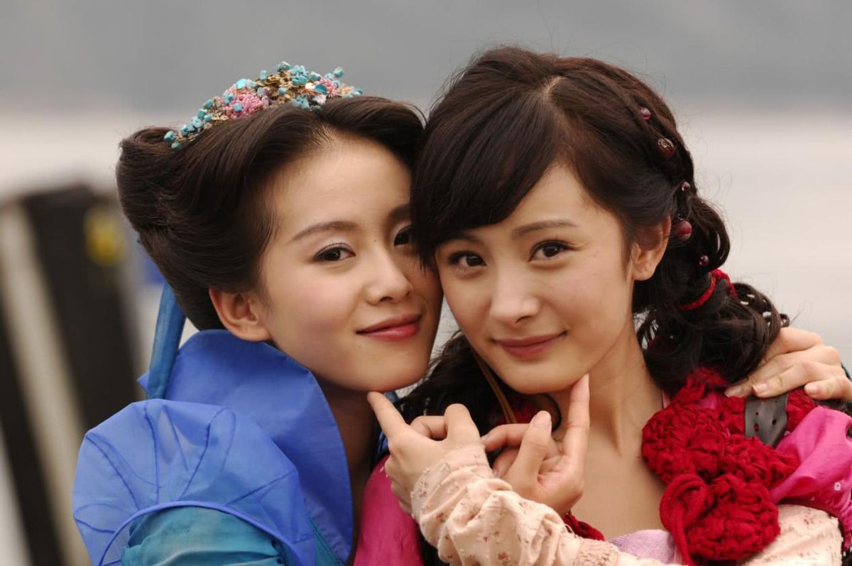 悬崖之上|杨幂秀个腰都能被骂，贩卖“身材焦虑”这个锅，该她背吗？