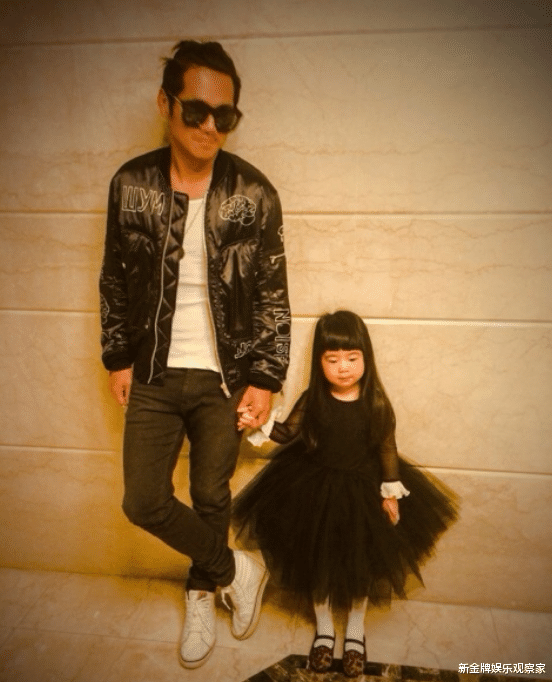 bilibili|曹格女儿11岁腿长惊人，身高直逼妈妈，网友：整容式长大？