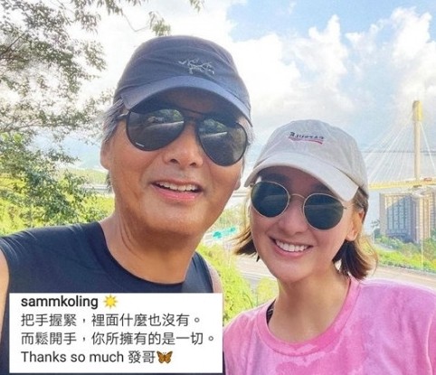 周润发|周润发获颁荣誉人文博士，满头白发成焦点，演讲特意感谢母亲