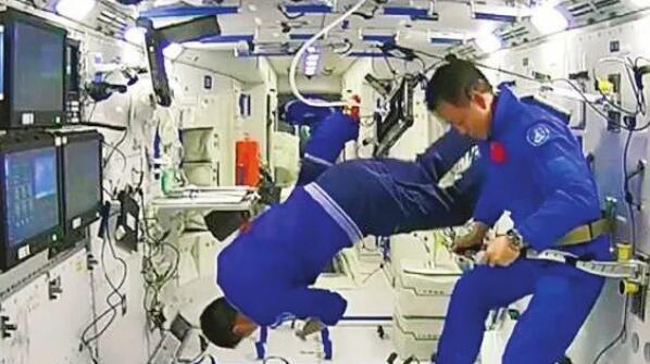 航天员 航天员在太空3个月，如何洗澡、理发？回来身上会臭吗？