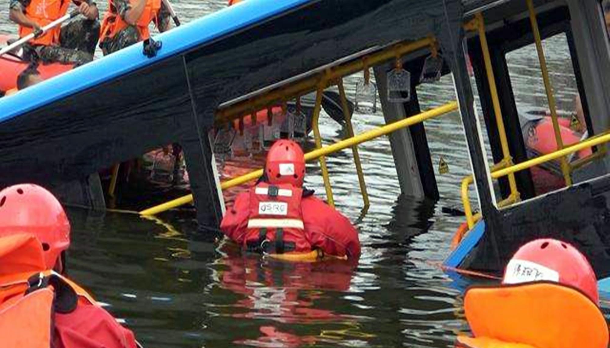 舒山有鹿吖 揪心！贵州坠湖公交车5名学生遇难，教给孩子“救生术”很重要