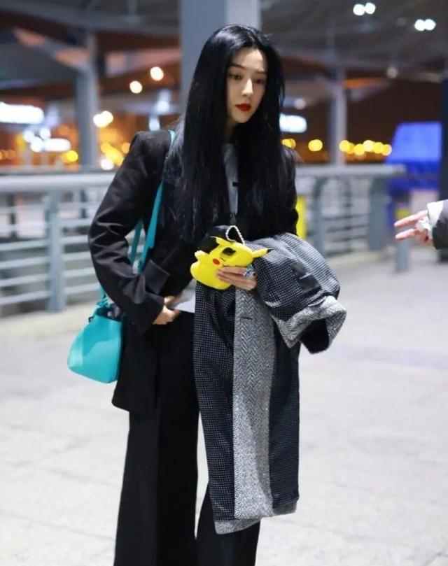 西装|范冰冰的海藻发量真惊人，穿西装抹红唇，气质太出众