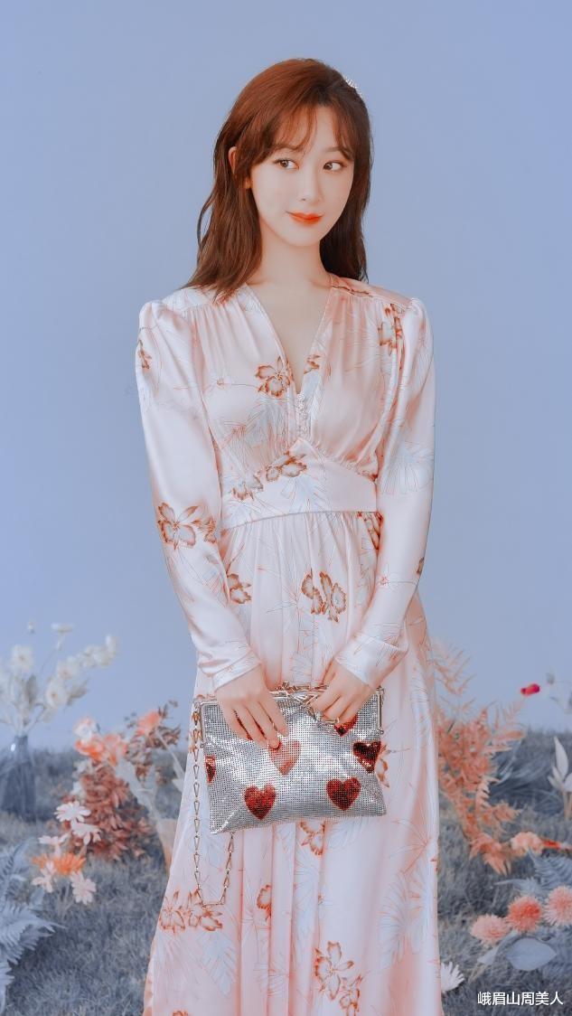 |杨紫瘦了就是自信，一袭白裙清新甜美，扎丸子头圆脸不见了