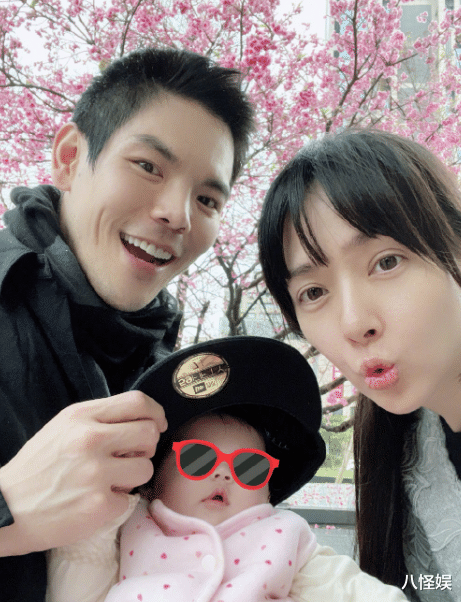 向太|向太一家散步被偶遇，向华强抱着孙女，郭碧婷光脚走路向佐帮拿鞋