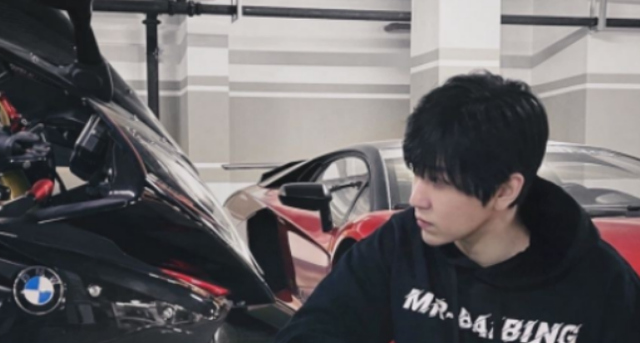 白冰|开着豪车却没见过世面，吃饭用手抓，网红白冰是真有钱还是作秀？