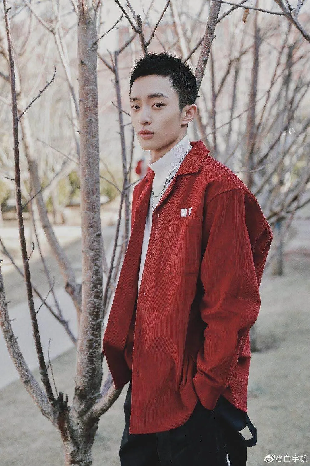 白宇|182cm易烊千玺“亲弟弟”，秀腹肌照爆上热搜：这身材太犯规了吧！