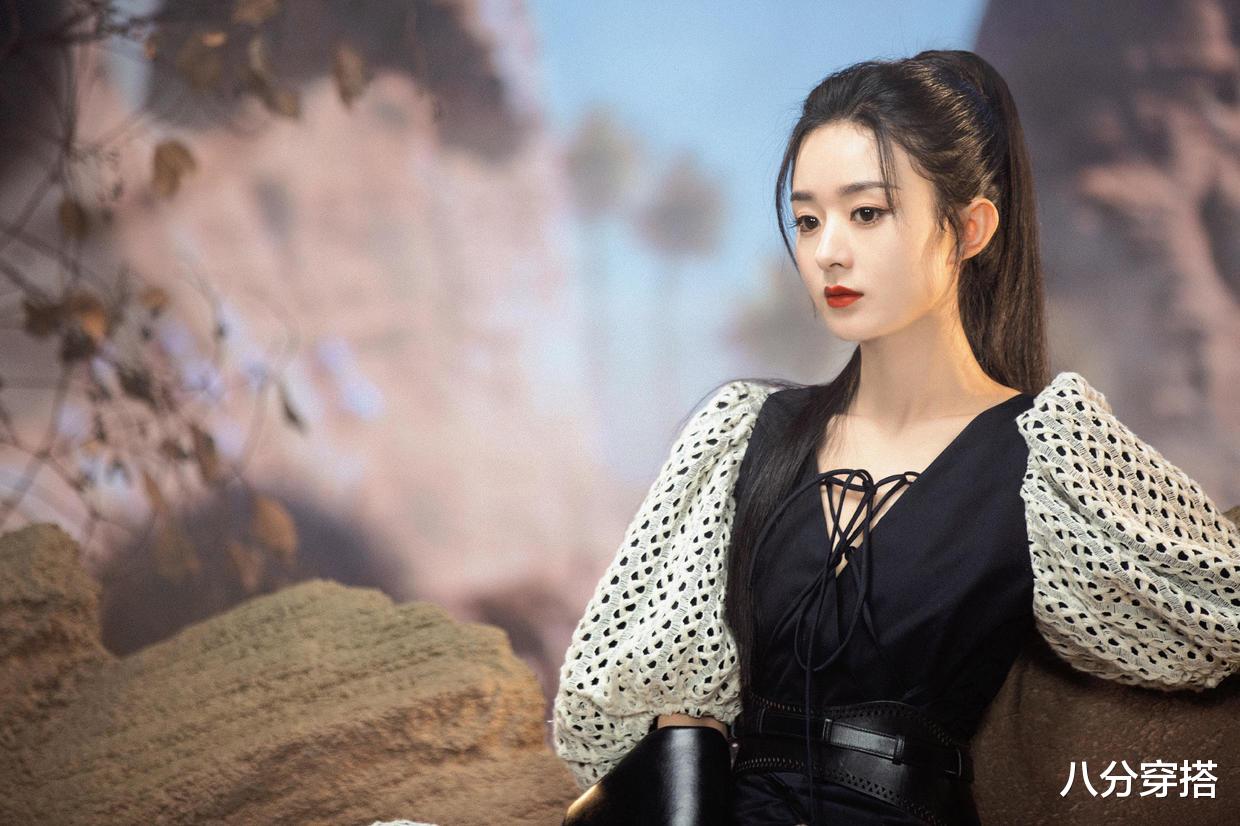 娱乐圈|赵丽颖的私服搭配挺好看，穿baby蓝针织衫配牛仔裤，没半点妈妈样