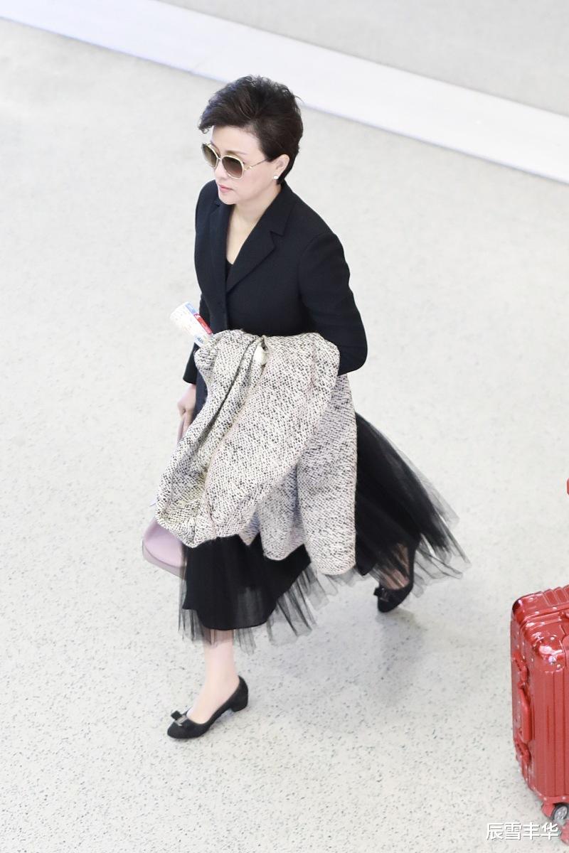 西装|50岁职场女人开春穿什么？学杨澜长西装+纱裙，气质优雅又减龄