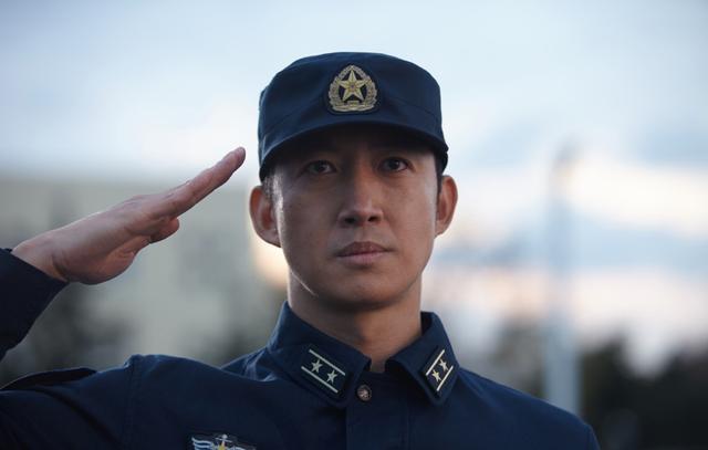 叛逆者|《叛逆者》：出道17年始终不火的“戏骨”，这下终于拽起来了