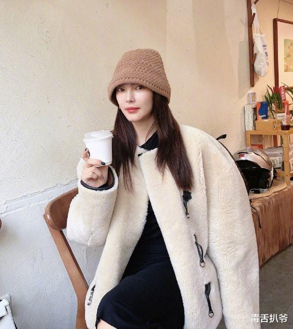 申敏儿|张雨绮恋情曝光后晒美照，室内喝咖啡超悠闲，对镜摆拍心情好！