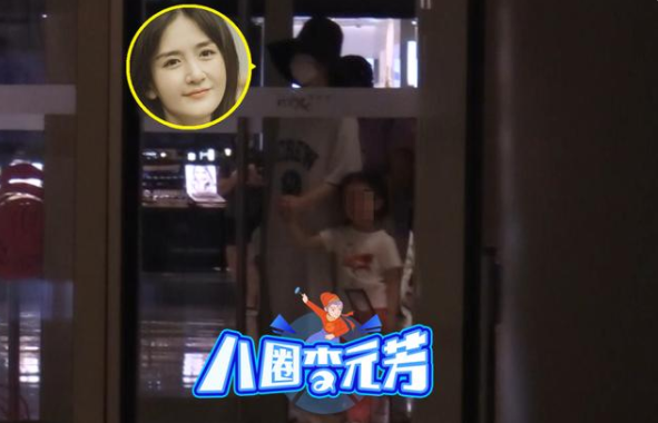 谢娜|谢娜带双胞胎逛商场不见张杰，三岁半女儿身高超妈妈腰，十分活泼