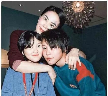 李嫣|李嫣不满闺蜜聚会遭曝光？放大正面照怼人，意外暴露唇部手术痕迹