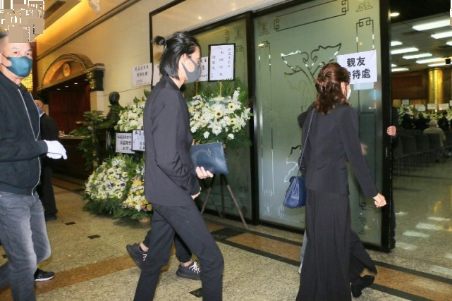 吴孟达|吴孟达出殡现场曝光，遗孀侯珊燕眉头紧锁，儿子身形消瘦令人心疼