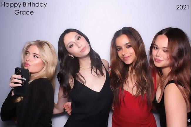 邓文迪|邓文迪大女儿20岁生日，穿黑吊带裙秀丰腴身材，与老妈合影像姐妹