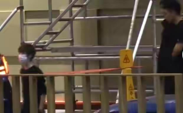 肌肉男|男明星整夜K歌不带女友人！嗨歌完带帅哥回酒店，下车手摸肌肉男