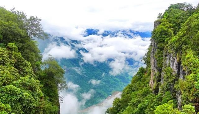 陕西 陕西一憋屈山脉，总被说成四川的，景美人少，大多数陕西人没去过