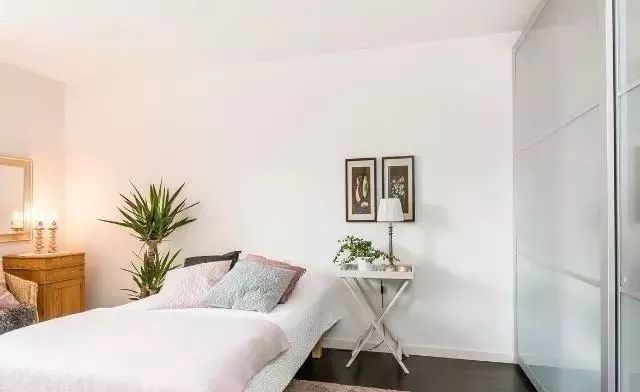 小户型76平,老婆非要装这种浴室,厨房贴墙纸!