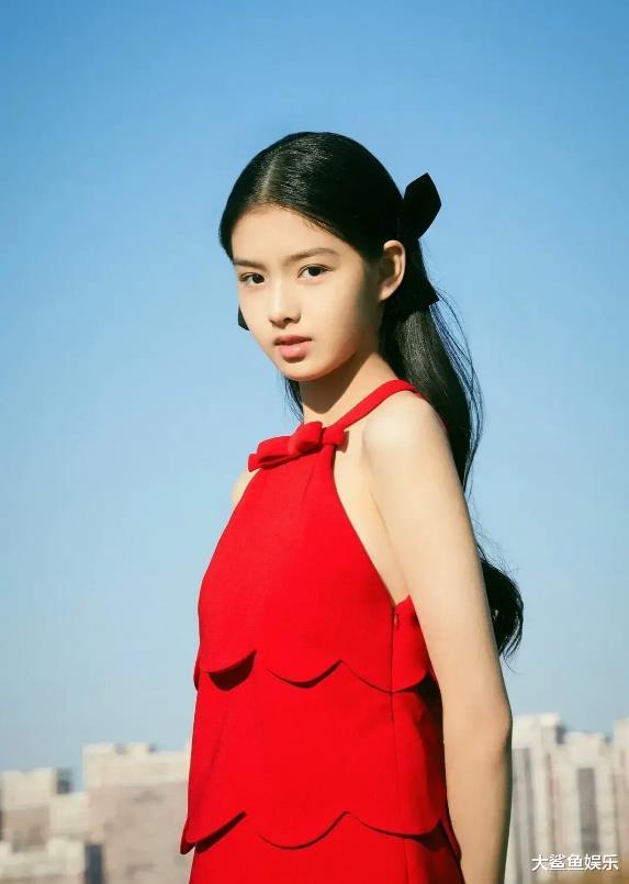 长津湖|《长津湖》电影中唯一女演员穿花瓣吊脖红裙，长得太可爱怪不得导演要用她