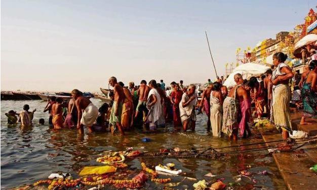 恒河水中到处是尸体与垃圾，为什么印度人仍在洗澡喝水，不脏吗？