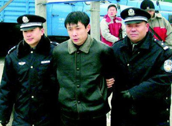 烟台 昔日邻里举刀相向，血腥大案由鸡毛蒜皮小事引起