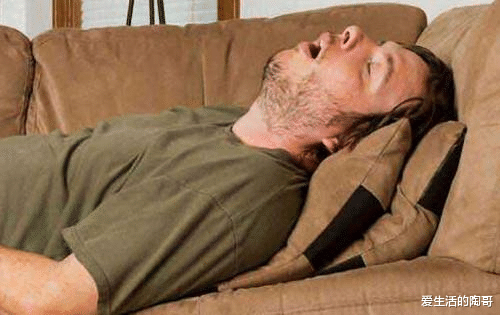 爱生活的陶哥 45岁男子，深夜突发脑梗瘫痪！医生提醒：中老年晚上，少做4件事