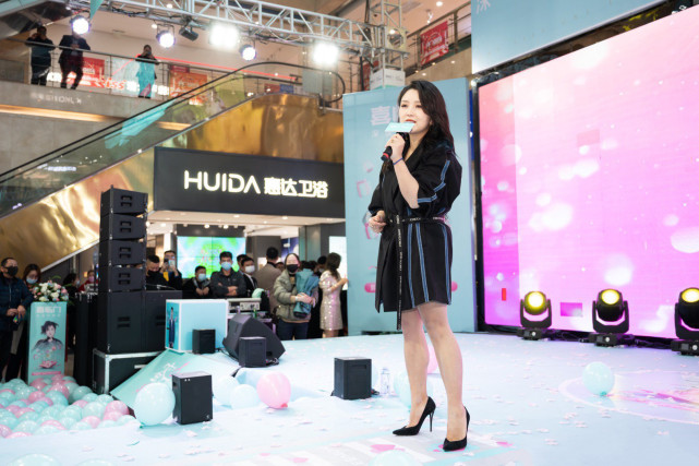 何洁|何洁零下8℃穿超短裙，商场卖唱太落魄，身材暴肥动作辣眼睛