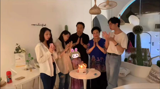 伊能静|众星迎新年！谢霆锋路边吃早餐，伊能静晒全家福，田震海外送祝福