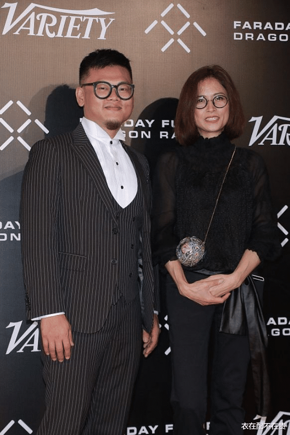 衣在配不在贵 56岁邵美琪老得挺真实，瘦脱相的她穿一身黑，看似简单却很上档次