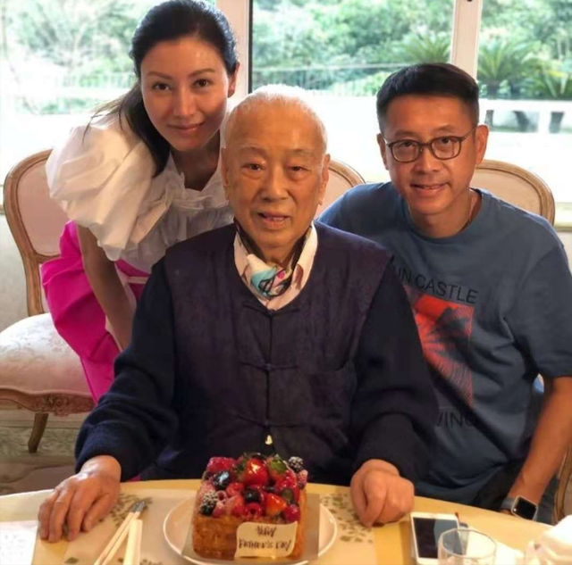 59歲許晉亨獨自拄拐看診，步履蹣跚健康引人擔憂，不見太太李嘉欣-圖8