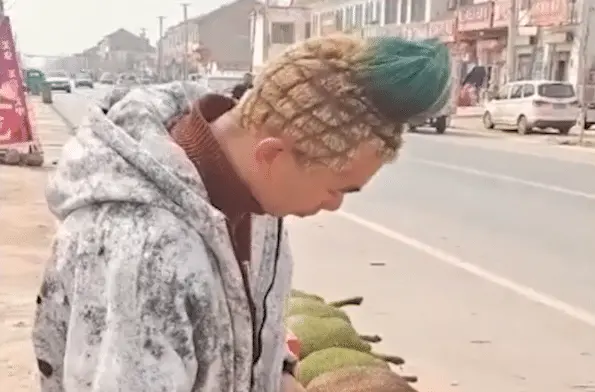 大国将苓 河北男子卖菠萝，将发型剪成“菠萝”造型，网友：要是卖榴莲咋办