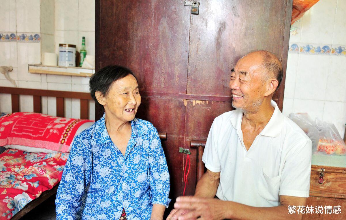繁花妹说情感 82岁老人：在子女家轮流养老后，我才明白，晚年守好这3样才踏实